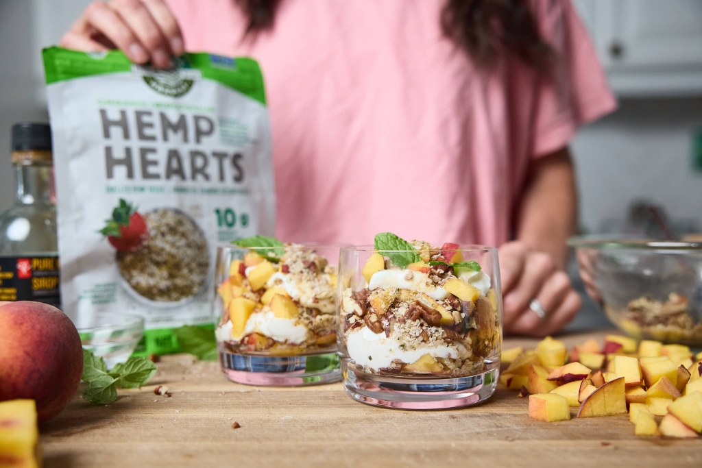 Healthy Peach Parfait with Crunchy Topping 4 Peach parfait, healthy breakfast with hemp hearts